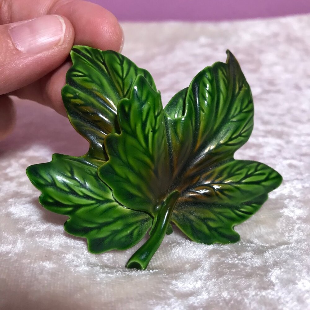 Vintage Green Leaf Pin Brooch Metal Painted EUC Retro Collectible Nature Jewelry - Picture 2 of 8